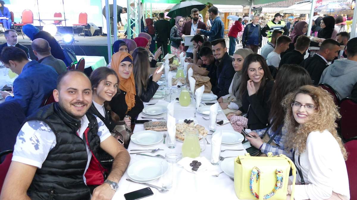 (Foto: MINA) - Reis Kavazović iftario s mladima iz regiona: Dobro došli u našu zajedničku kolijevku - Bosnu...