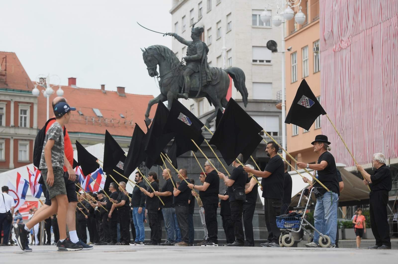 Ustaške parole, obilježja i pozdravi u centru Zagreba, policija nije reagovala