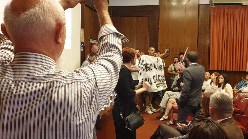 DRUŠTVO KOJE IMA OVAKVU MLADOST... |Beograd: Grupa ljudi upala na predstavu o Srebrenici 