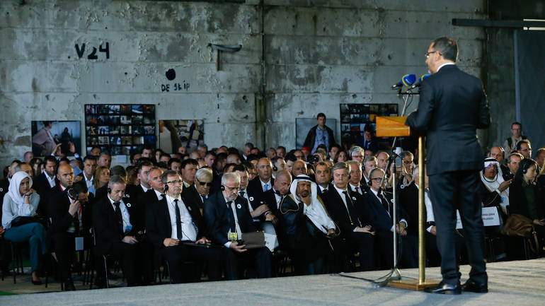 Nedolične govorancije, reklamiranje banke, odlazak političara prije ukopa