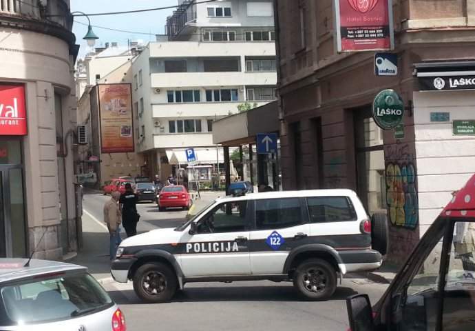 Migrant pronađen ispod autobusa predat Službi za poslove sa strancima