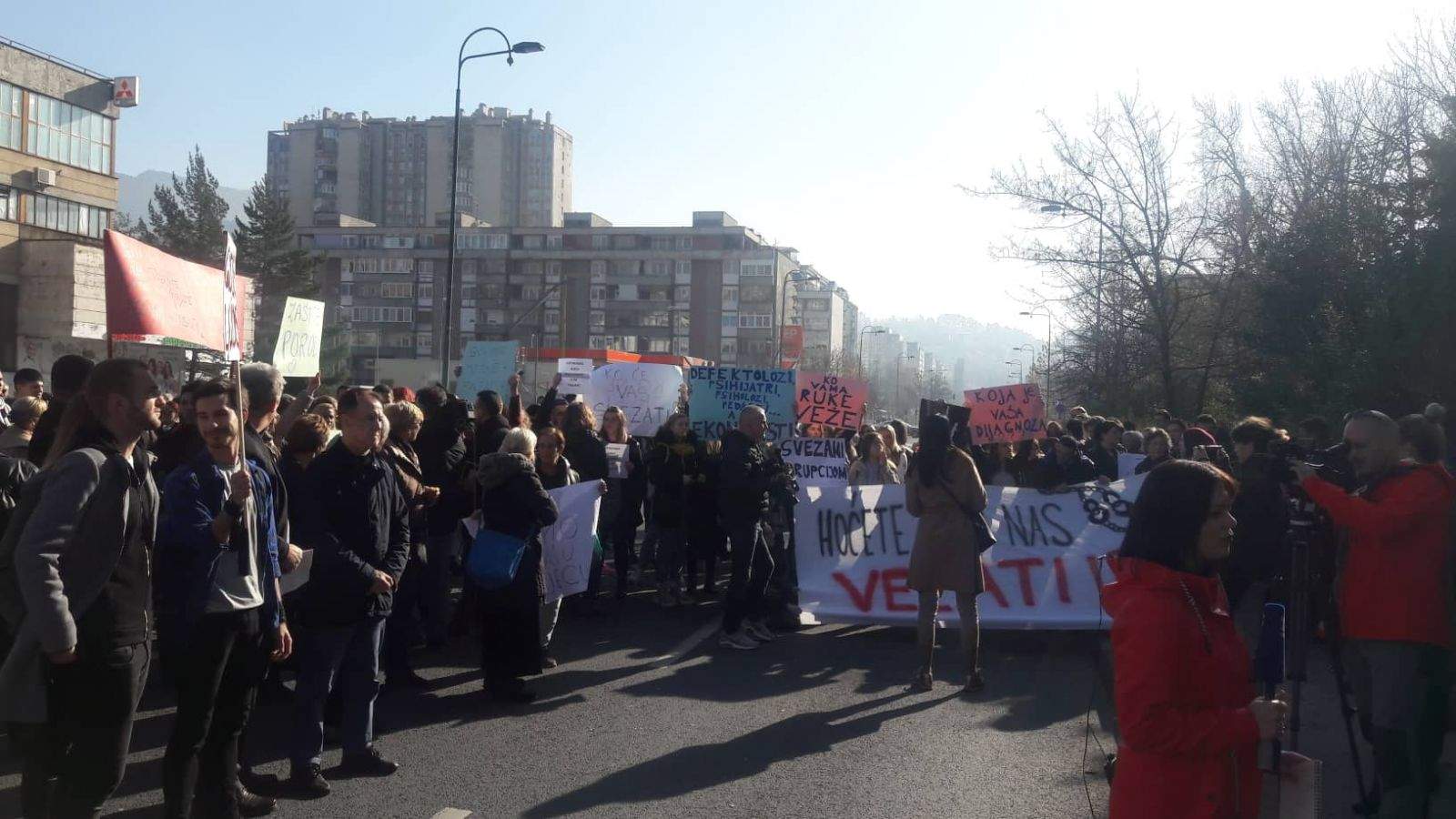 Počeo protest: Sarajlije i danas pred zgradom Vlade FBiH