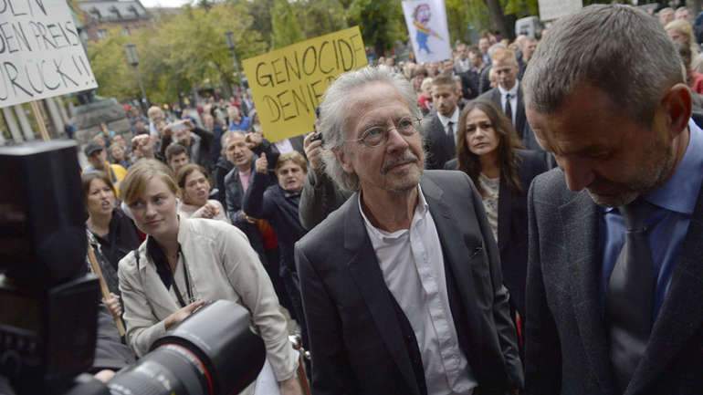 Švedska akademija pomaže Handkeovo negiranje genocida