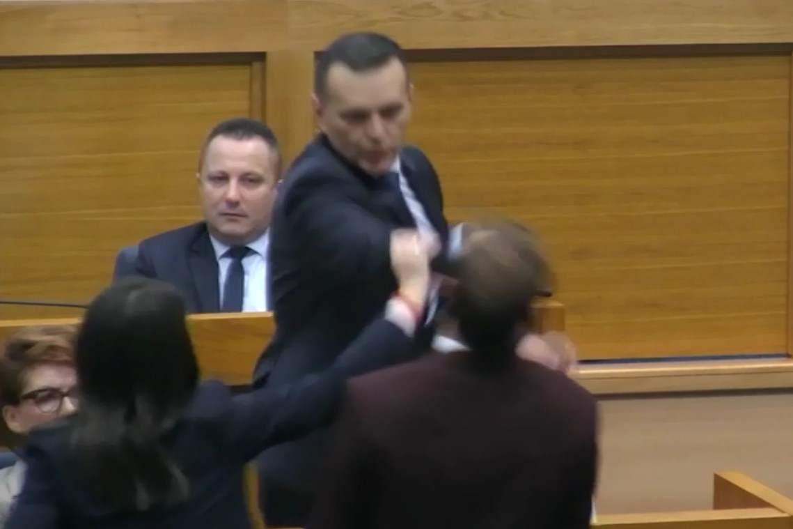 Skandal u NSRS: Ministar Lukač nokautirao zastupnika Stanivukovića