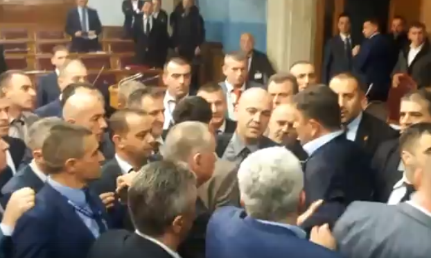 Haos u Skupštini Crne Gore, pohapšeni svi poslanici DF-a