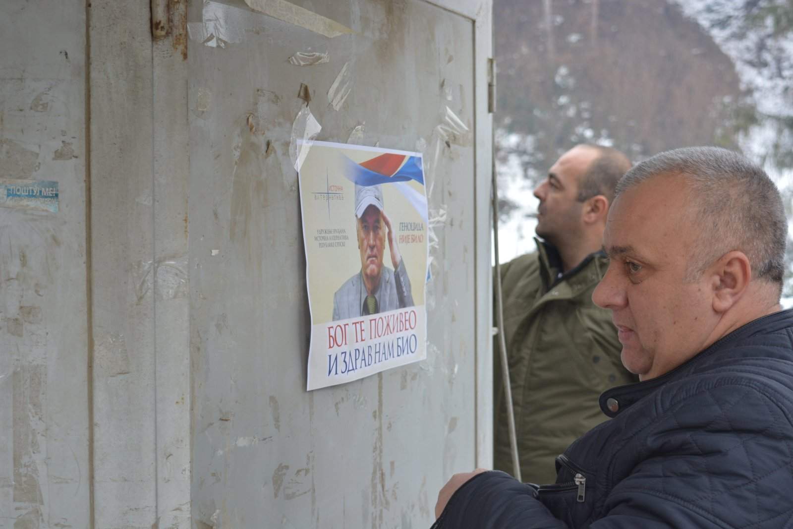 U Srebrenici lijepe plakate zločinca Mladića s porukom "Genocida nije bilo"