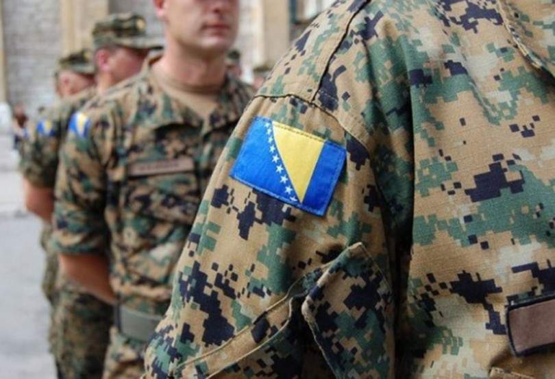 Vojska šatorska naselja sa krevetima pravi na osam graničnih prijelaza