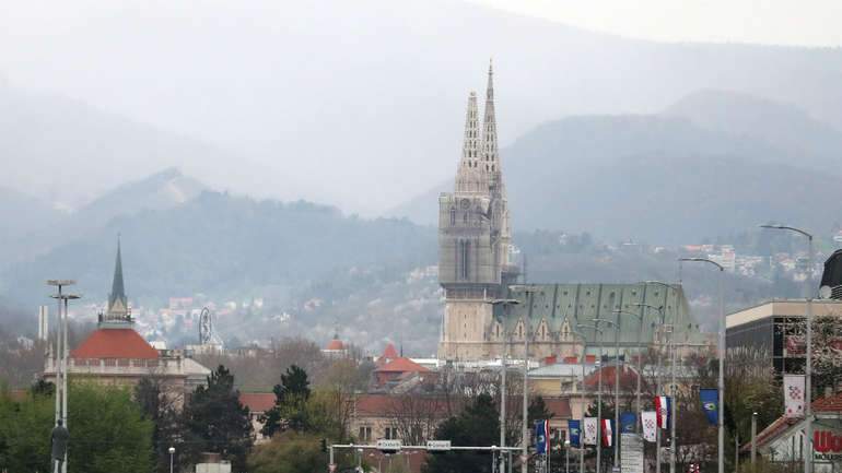 Jak potres srušio vrh tornja katedrale u Zagrebu, ljudi na ulicama