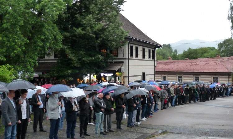 Vjernici u velikom broju i po kiši zajednički klanjali bajram-namaz u Zenici