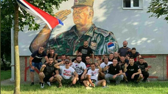 Zastava BiH ne može, a murali ratnih zločinaca mogu