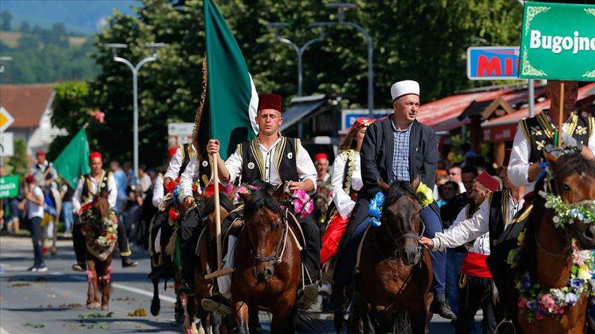 510. "Dani Ajvatovice": Građani aplauzom ispratili defile konjanika kroz Donji Vakuf