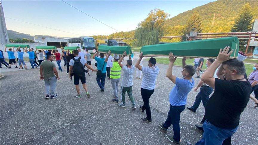 Tabuti devet žrtava genocida preneseni na rukama iz Fabrike akumulatora do Musalle u Potočarima