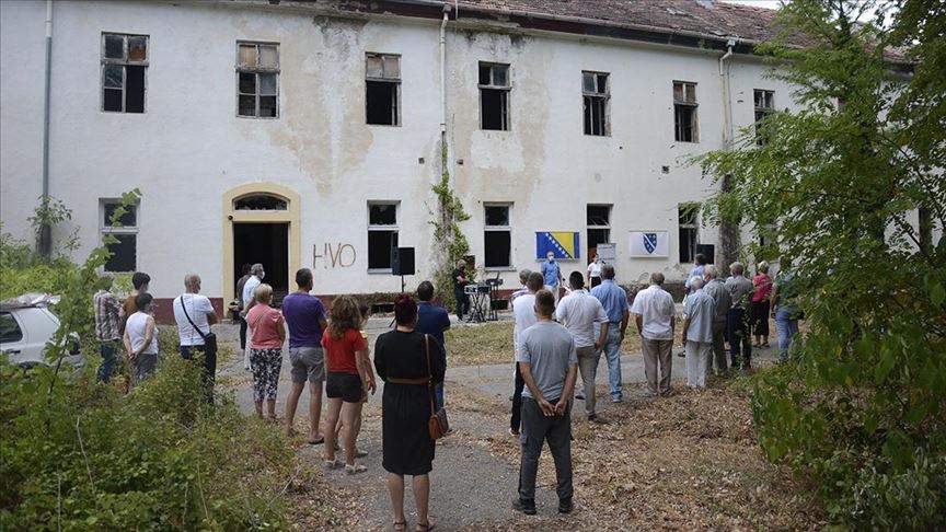 DOK JE MILANOVIĆ DIJELIO ODLIKOVANJA | Logoraši Stoca obilježili 27. godišnjicu stradanja u Koštanoj bolnici 