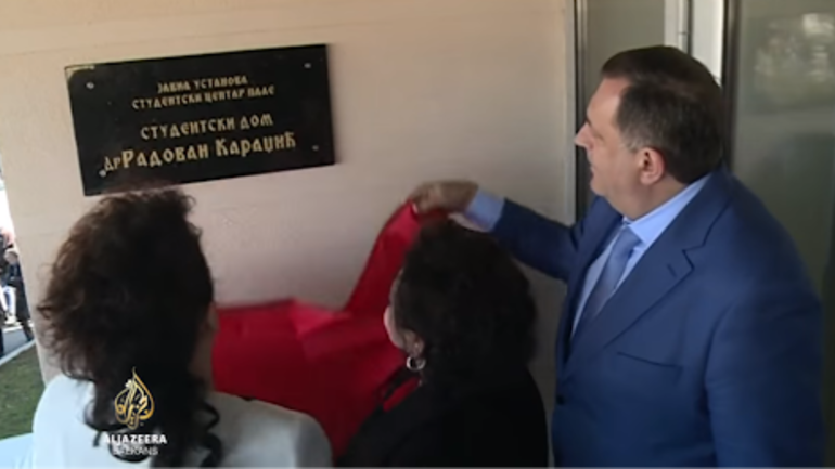 Kako je pala tabla Radovana Karadžića na Palama