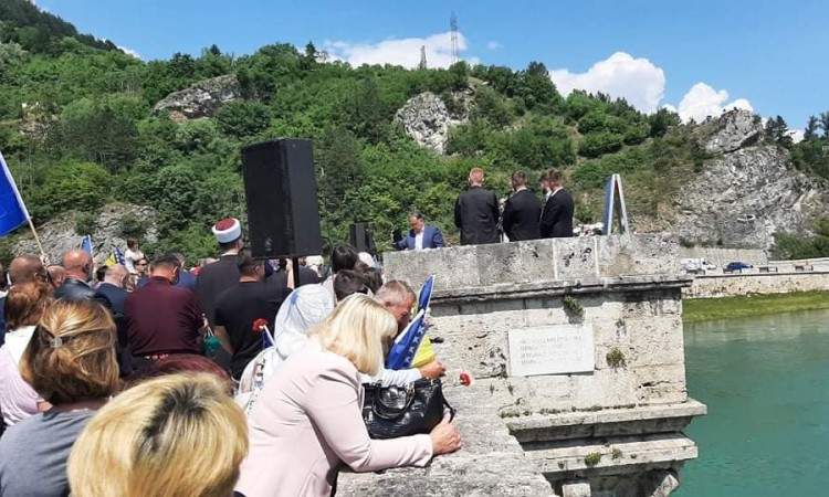 Obilježena godišnjica zločina u Višegradu: 3.000 ruža za 3.000 života 