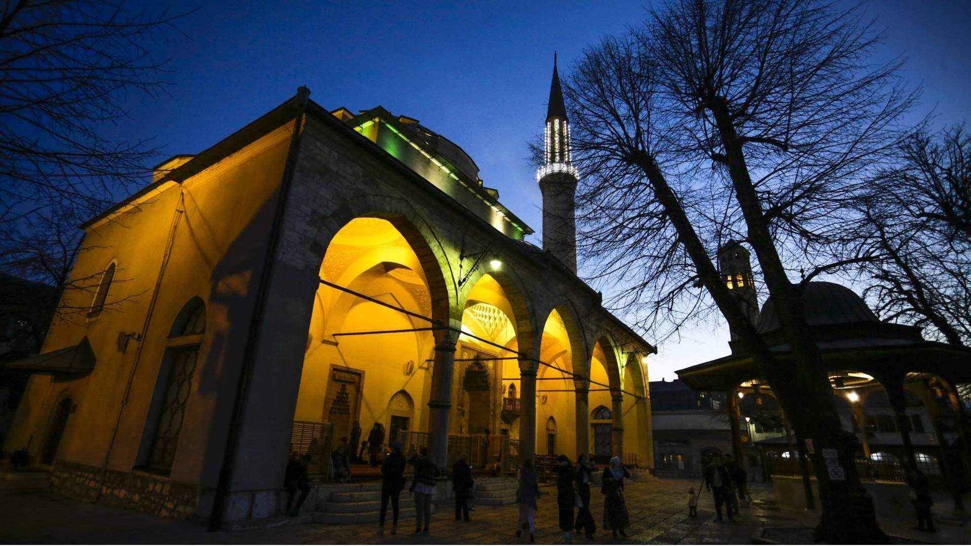 Muslimani večeras obilježavaju Lejletul-kadr: Noć bolja od hiljadu mjeseci