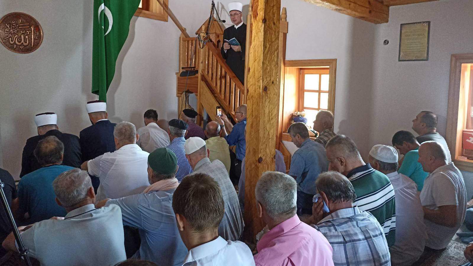 "Strpljivi i zahvalni Allahu su čvrsto svojim stopama na pravom putu"