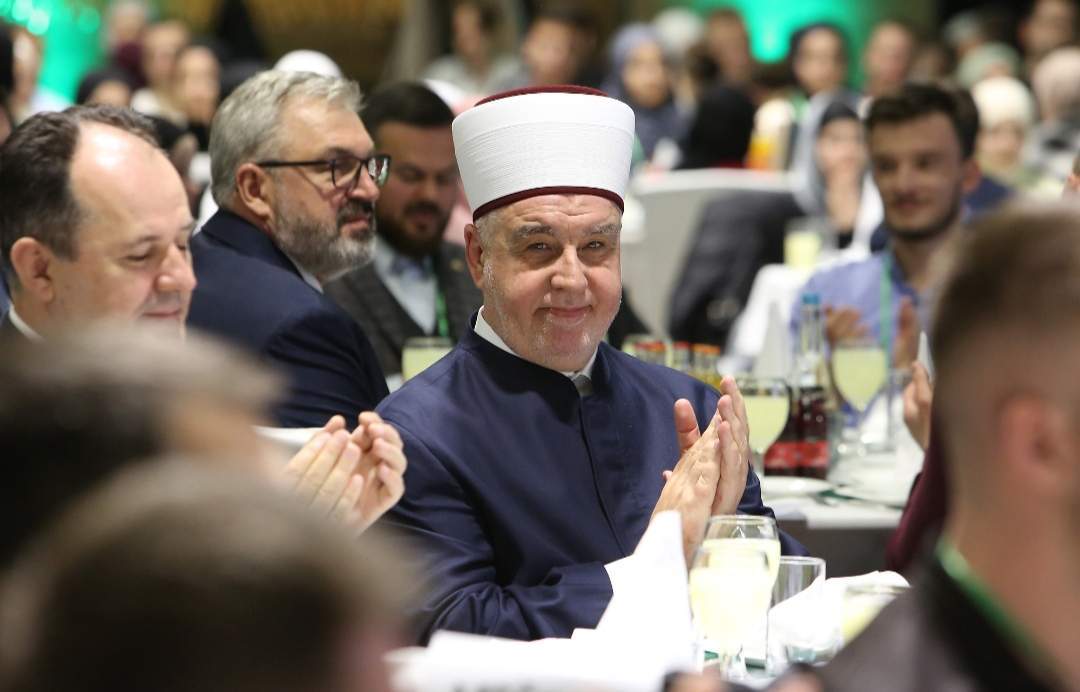IMG_20230408_204155.jpg - Reis Kavazović na iftaru sa 1.000 mladih: