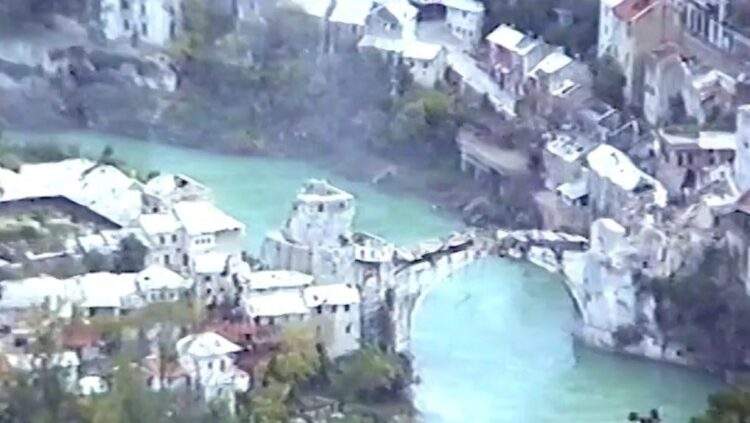 Objavljeni dosad neviđeni snimci rušenja Starog mosta (VIDEO)