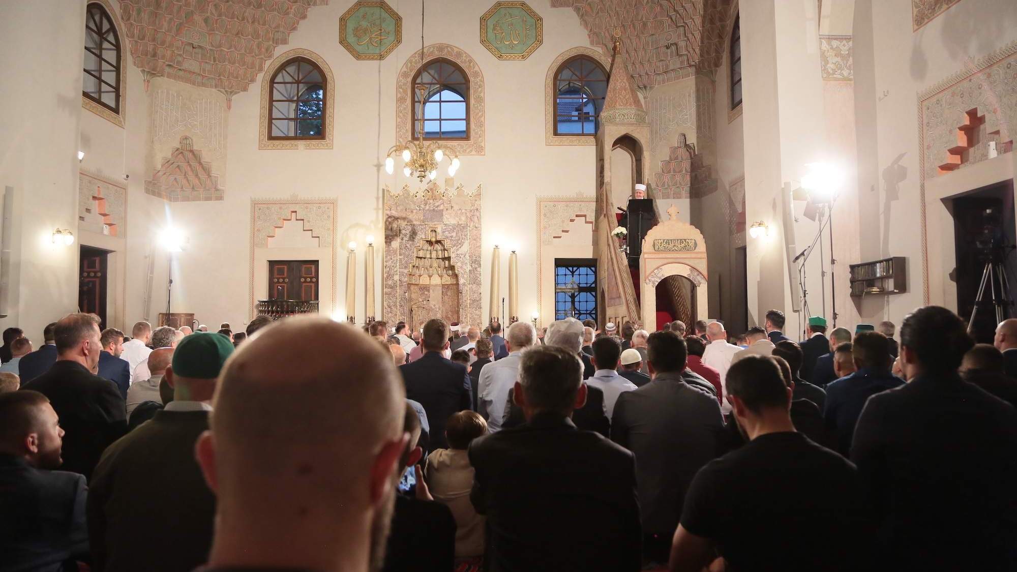 Klanjan bajram-namaz u Gazi Husrev-begovoj džamiji u Sarajevu