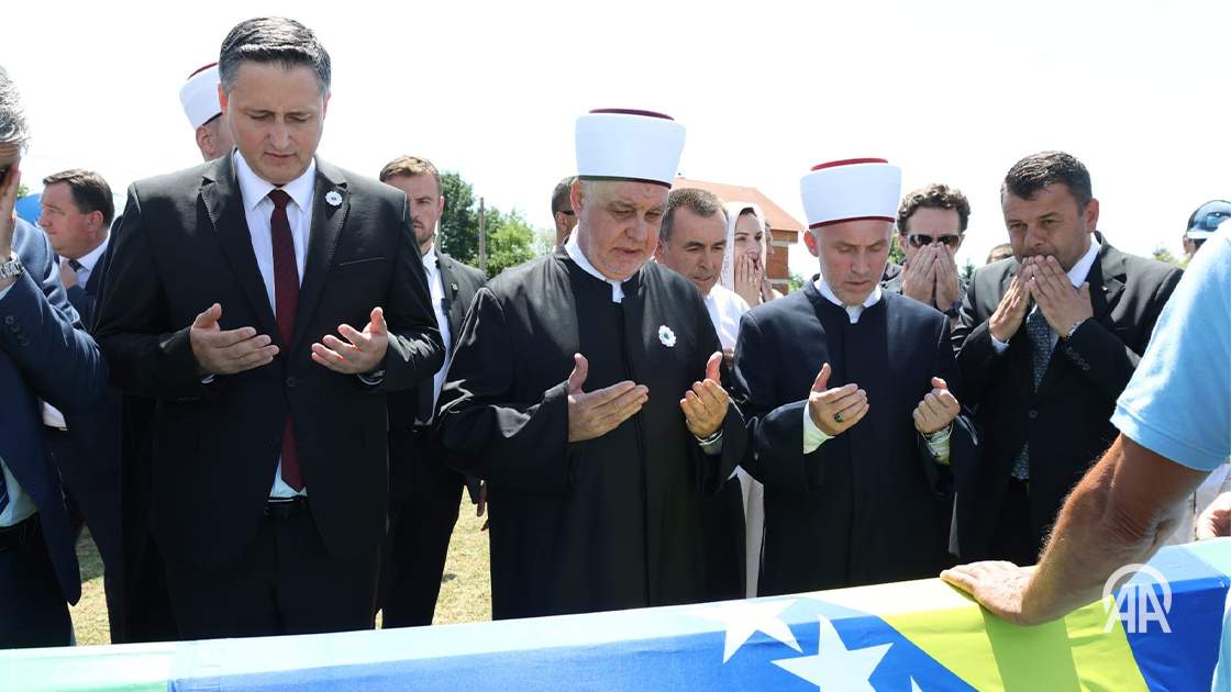 BiH: Klanjana kolektivna dženaza u Memorijalnom centru Kamičani u Kozarcu