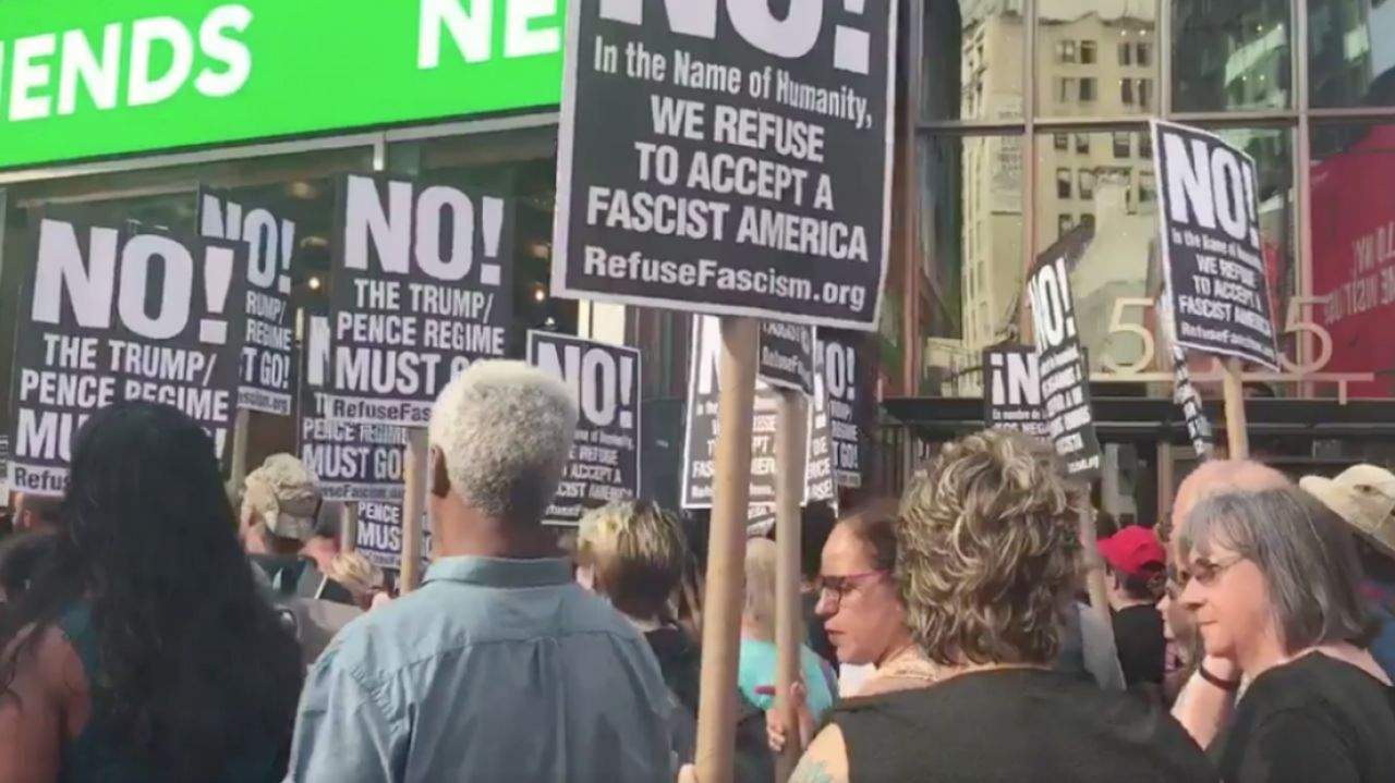  Diljem SAD-a izbijaju spontani protesti: Ne KKK-u, ne fašizmu!