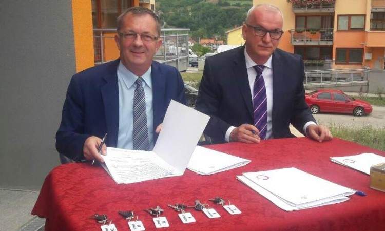 Fišo uručio ključeve za šest stanova pripadnicima boračke populacije 