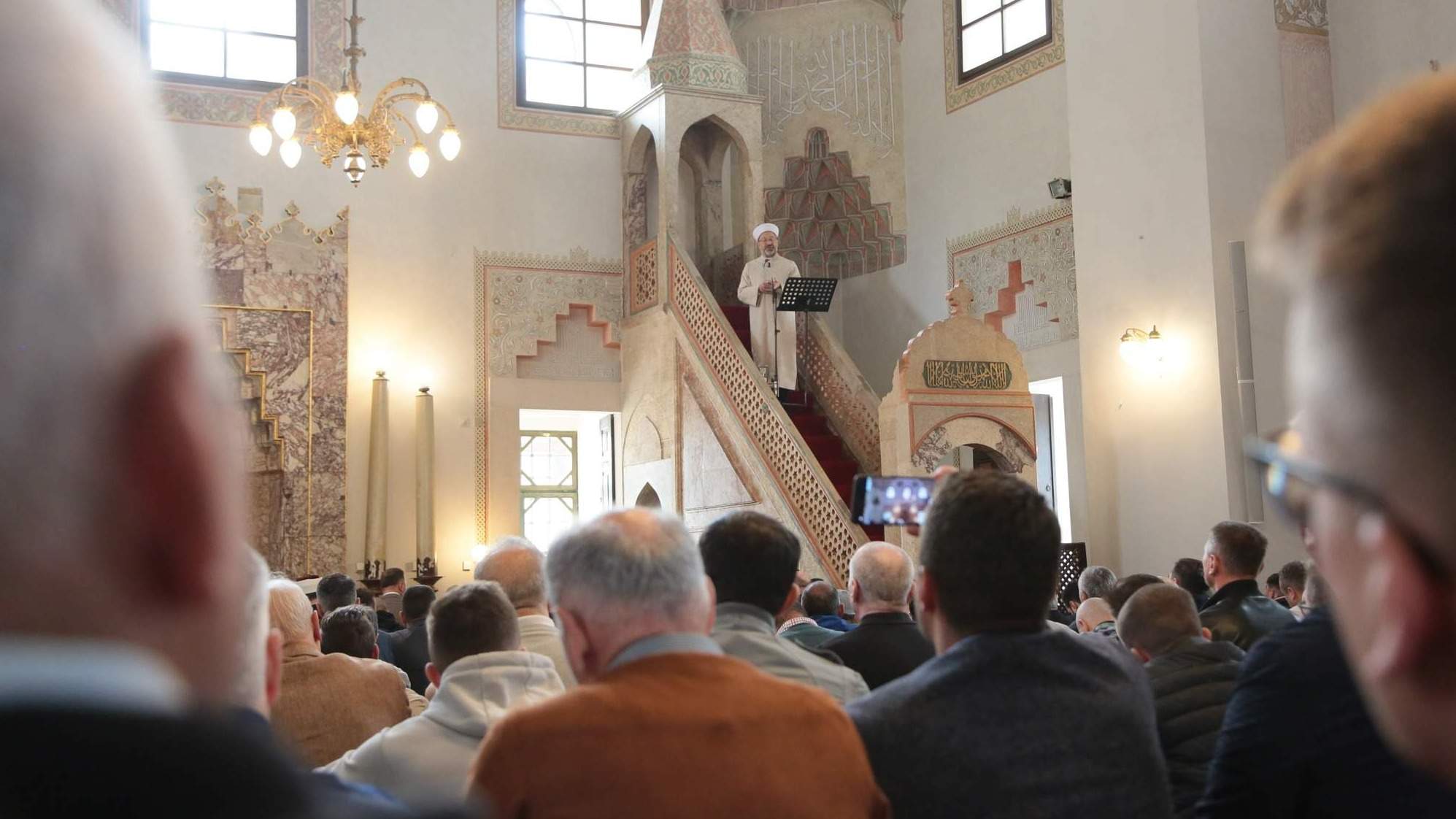 Hutba dr. Alija Erbaša u Gazi Husrev-begovoj džamiji: Vjernici su samo braća