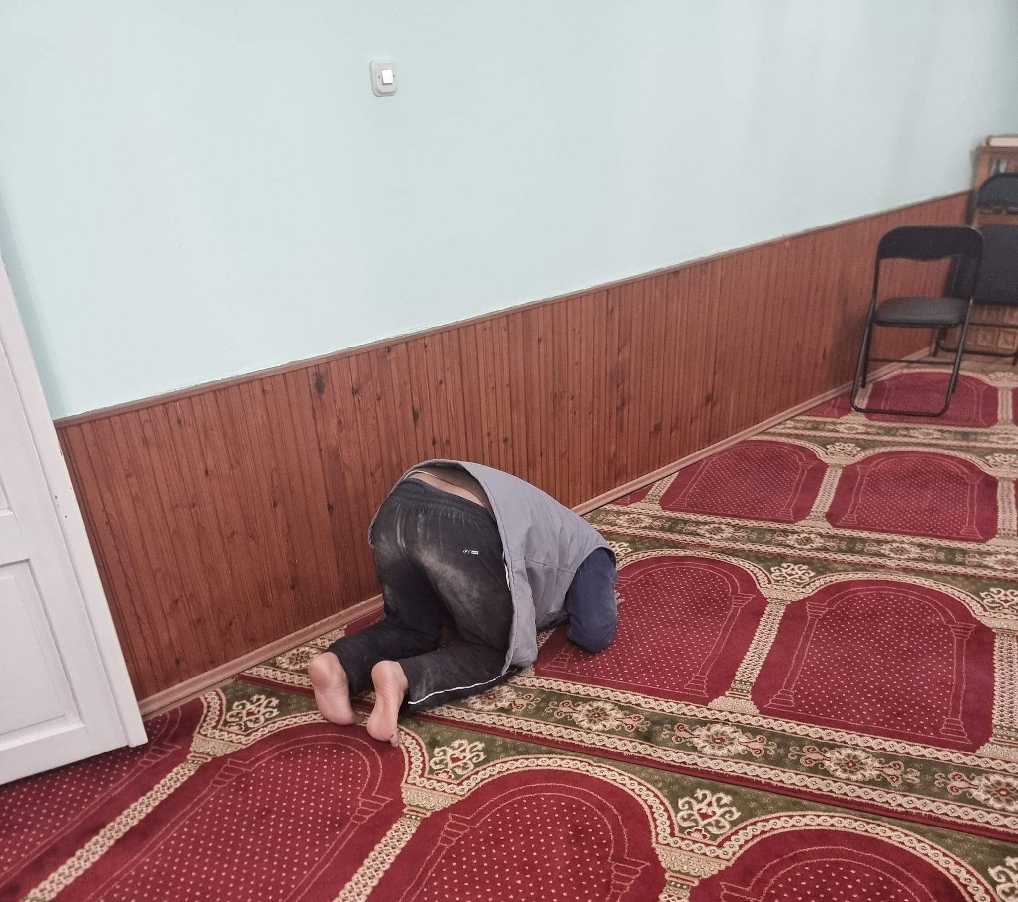 Radnik iz Indije došao u mesdžid sa gradilišta, pao na sedždu, dugo plakao i dovio, govoreći - elhamdulillah