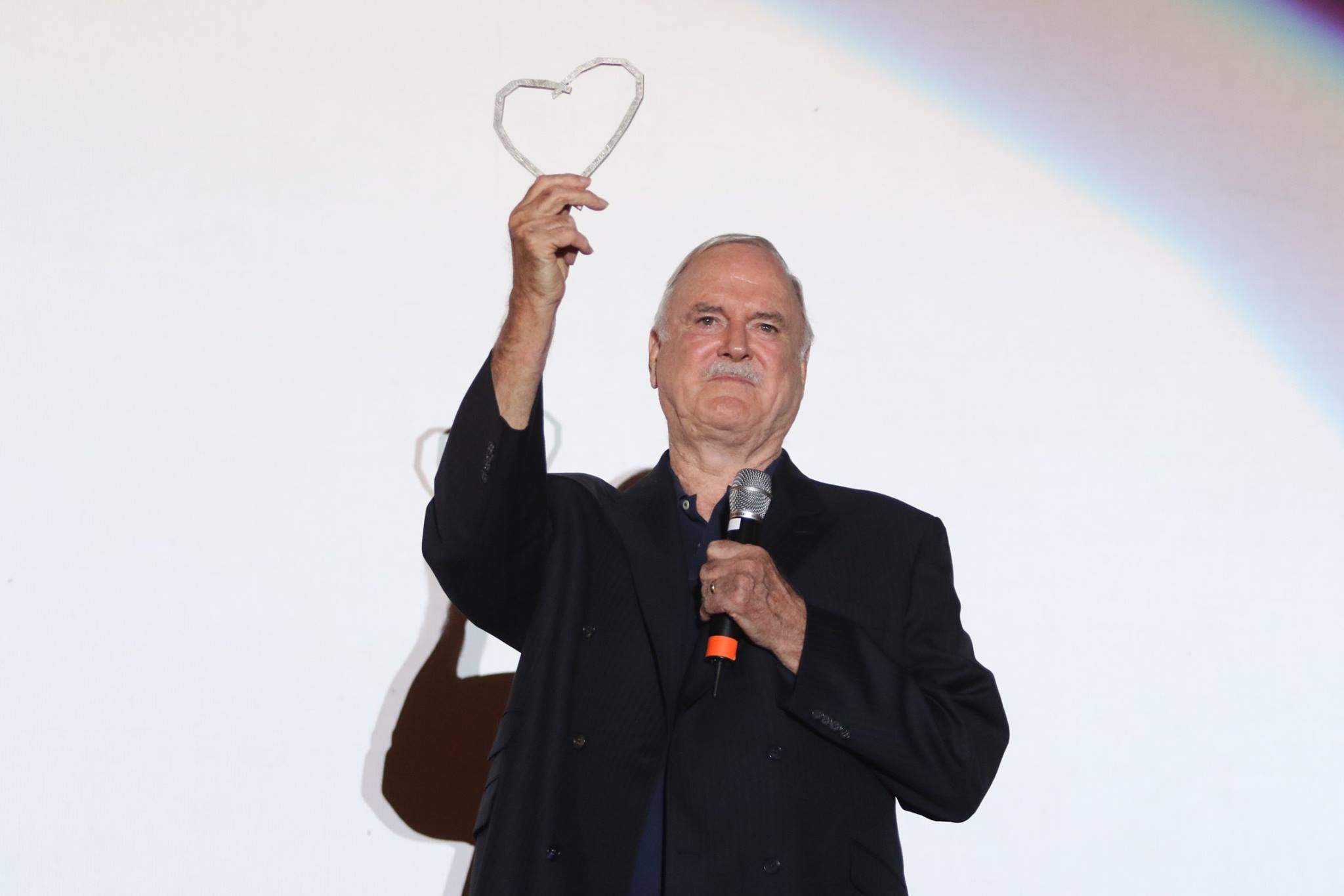 John Cleeseu uručeno Počasno Srce Sarajeva