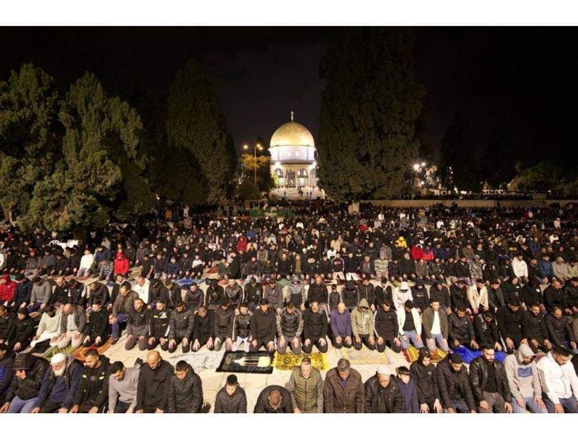 NJIHOV OTPOR ČUJE SE DO NEBA | 40.000 Palestinaca klanjalo teravih-namaz u džamiji Al-Aqsa