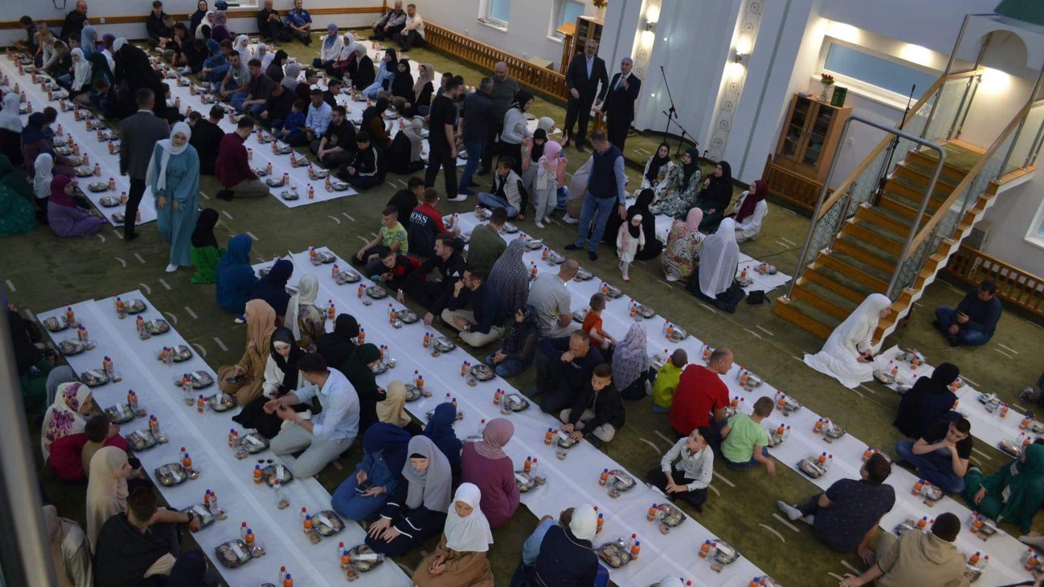 Donacija Države Katar: Zajedničkim iftarom za 300 postača krunisane ramazanske aktivnosti u Podlugovima