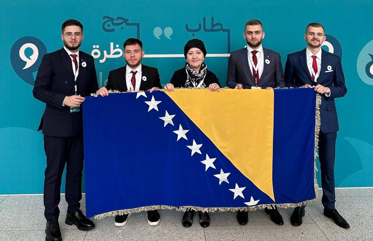 Debatni tim na arapskom jeziku UNSA – FIN na takmičenju u Dohi