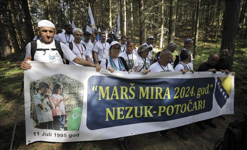 Hiljade ljudi iz različitih dijelova svijeta odaju počast žrtvama genocida u Srebrenici