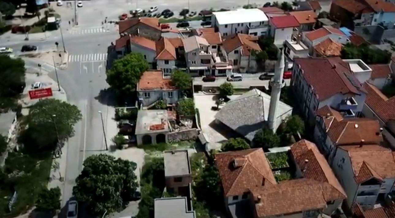 Razbijeno staklo na džamiji u Mostaru