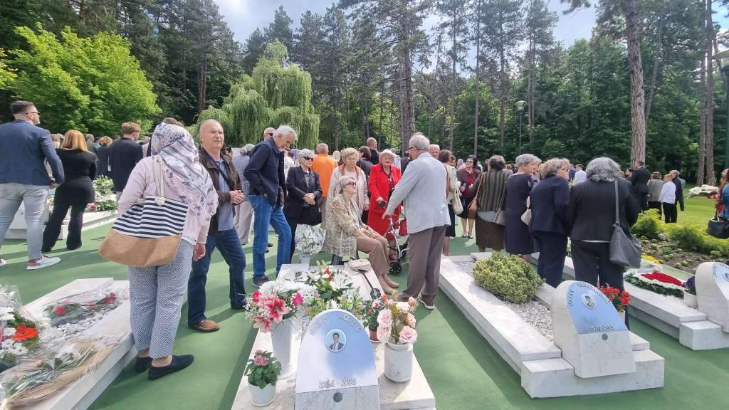 Ovdje se i umire,  da bi se živjelo | 30 godina od zločina na tuzlanskoj Kapiji