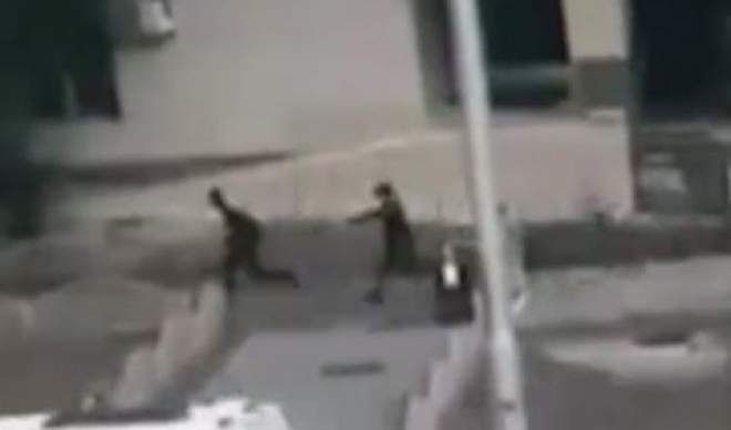 (UZNEMIRUJUĆI VIDEO) Ovako je likvidiran terorista koji je nožem napao građane Rusije!