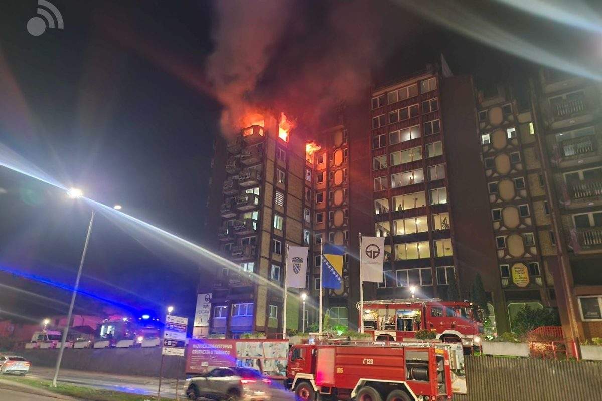Najmanje devet osoba stradalo u velikom požaru u tuzlanskom Domu penzionera (VIDEO)