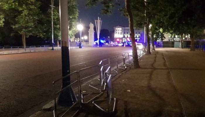 Uhapšen muškarac koji je  mačem napao policajce ispred Buckinghamske palate 