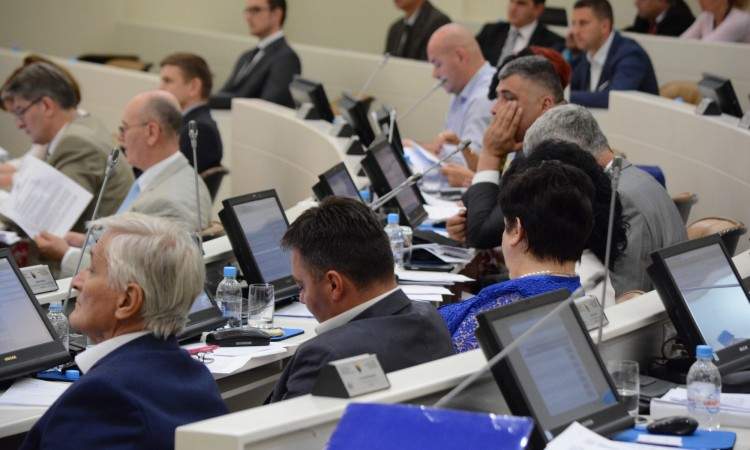 Parlament BiH: SDA osvaja najmanje 8 zastupnika, SNSD 6, HDZ i SDP po najmanje 4, DF tri...