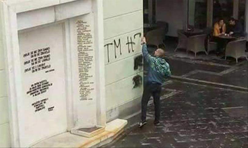 Vandalizam: Tuzlaci traže oštru sankciju za Mirnesa H. zbog ispisivanja grafita na spomeniku na Kapiji