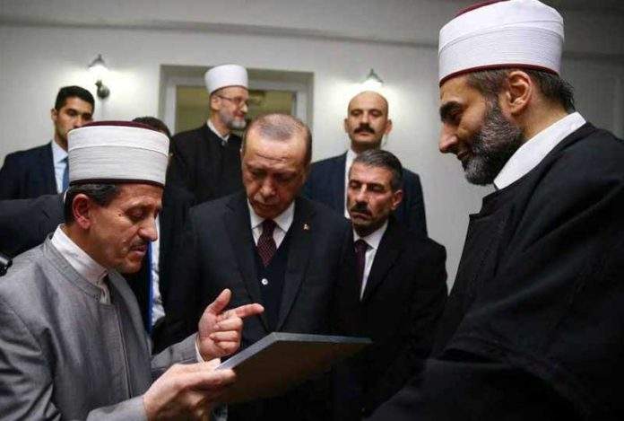 Pogledajte kako predsjednik Turske Recep Tayyip Erdogan uči Kur'an usred Beograda (VIDEO)