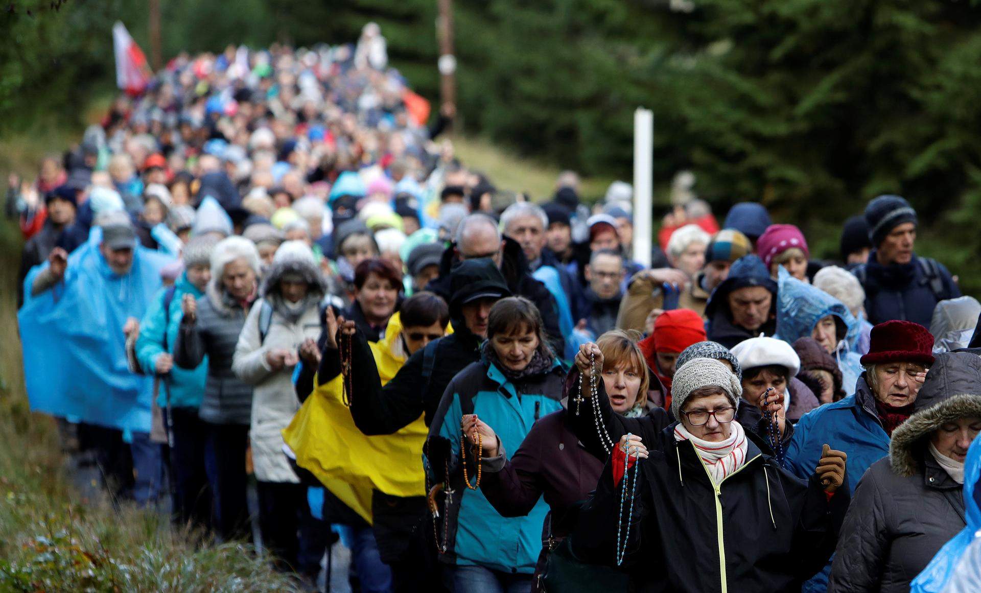 Vjerovali ili ne: Poljaci s krunicom na 3500 km granice ‘brane Evropu od islama’!?