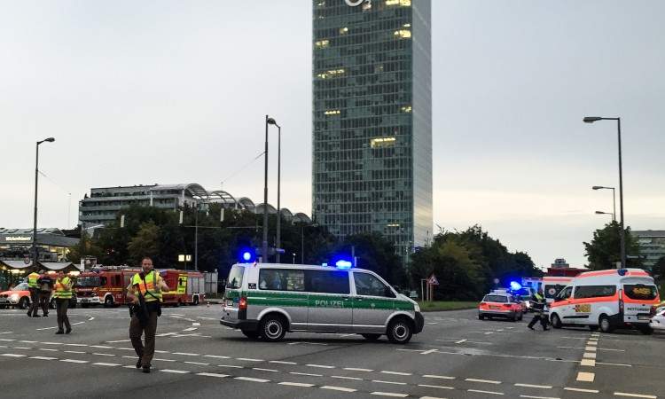 Čovjek naoružan nožem povrijedio nekoliko ljudi u Muenchenu