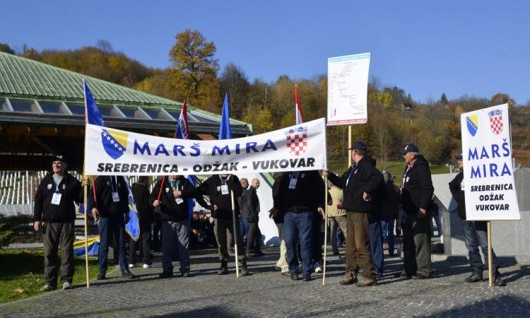 Iz Memorijalnog centra Potočari krenuo 'Marš mira' Srebrenica - Vukovar