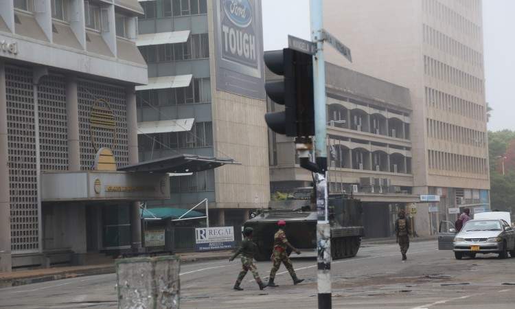 Zimbabveanska vojska privela Mugabea, kontrolira prijestonicu i državnu TV 