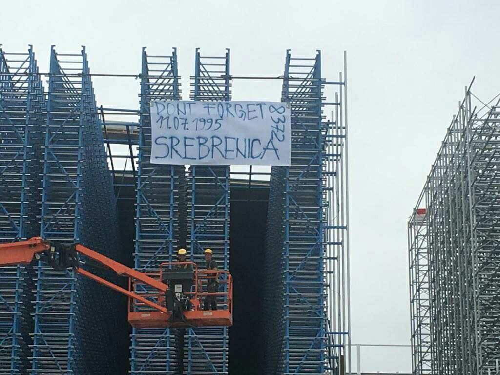 Na zgradi u Meksiku transparent: Don't forget Srebrenica