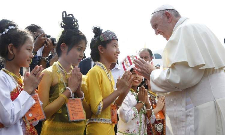 Papa u Mijanmaru pozvao na mir, ali nije spomenuo Rohinje