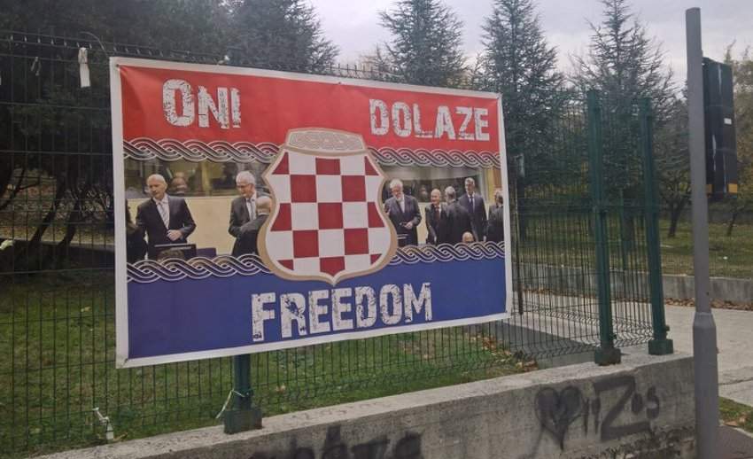 U Mostaru osvanula zastava tzv. Herceg-Bosne s likovima Prlića i ostalih uz poruku "Oni dolaze"