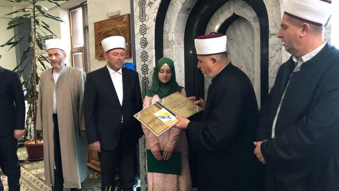 Hafiska dova |Učenica prvog razreda medrese naučila Kur'an napamet